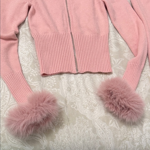 Chic Pink set with fuzzy sleeves and fuzzy hoodie - Picture 2 of 6